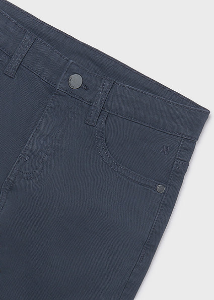 Pantalón básico entallado chico