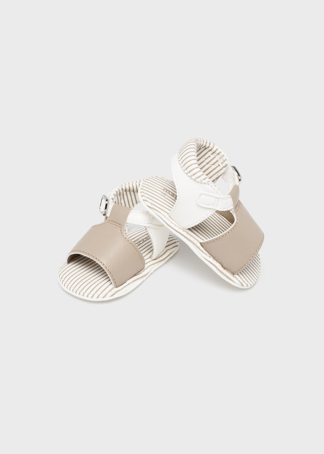 Sandalias con hebilla para recién nacido