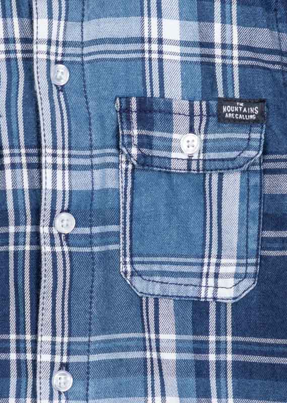Camisa en tejido de sarga a cuadros.
