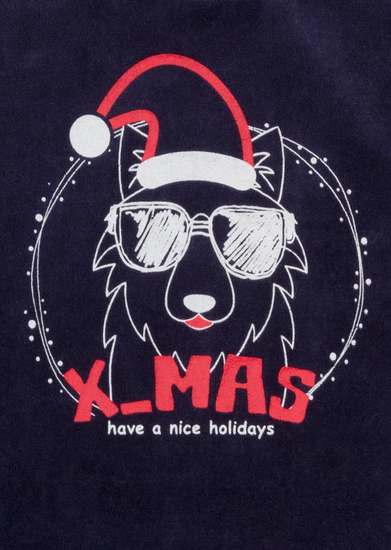 Pijama con estampado de animal navideño.