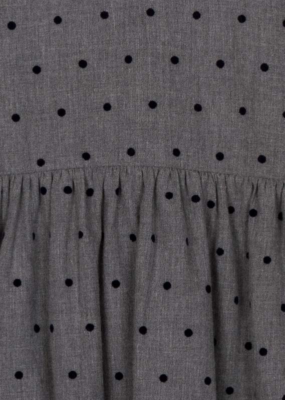 Vestido de color gris de manga larga.