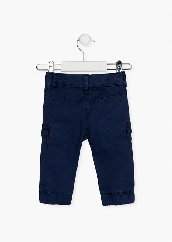 Pantalón en denim dobby de color azul oscuro.