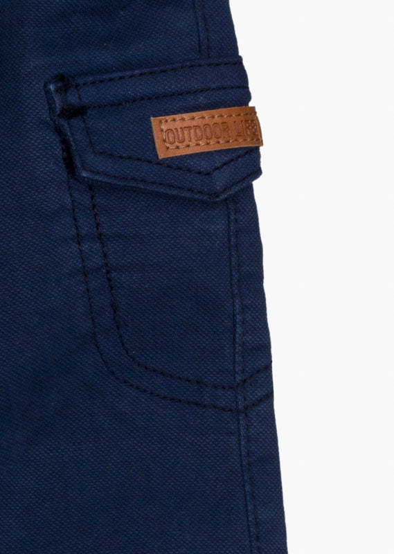 Pantalón en denim dobby de color azul oscuro.