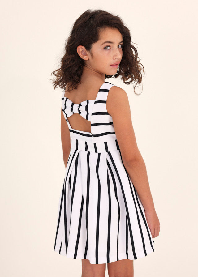 Vestido con estampado de rayas para chica