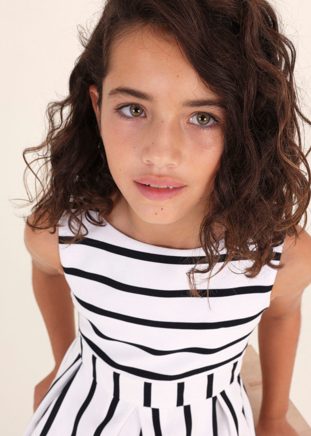 Vestido con estampado de rayas para chica