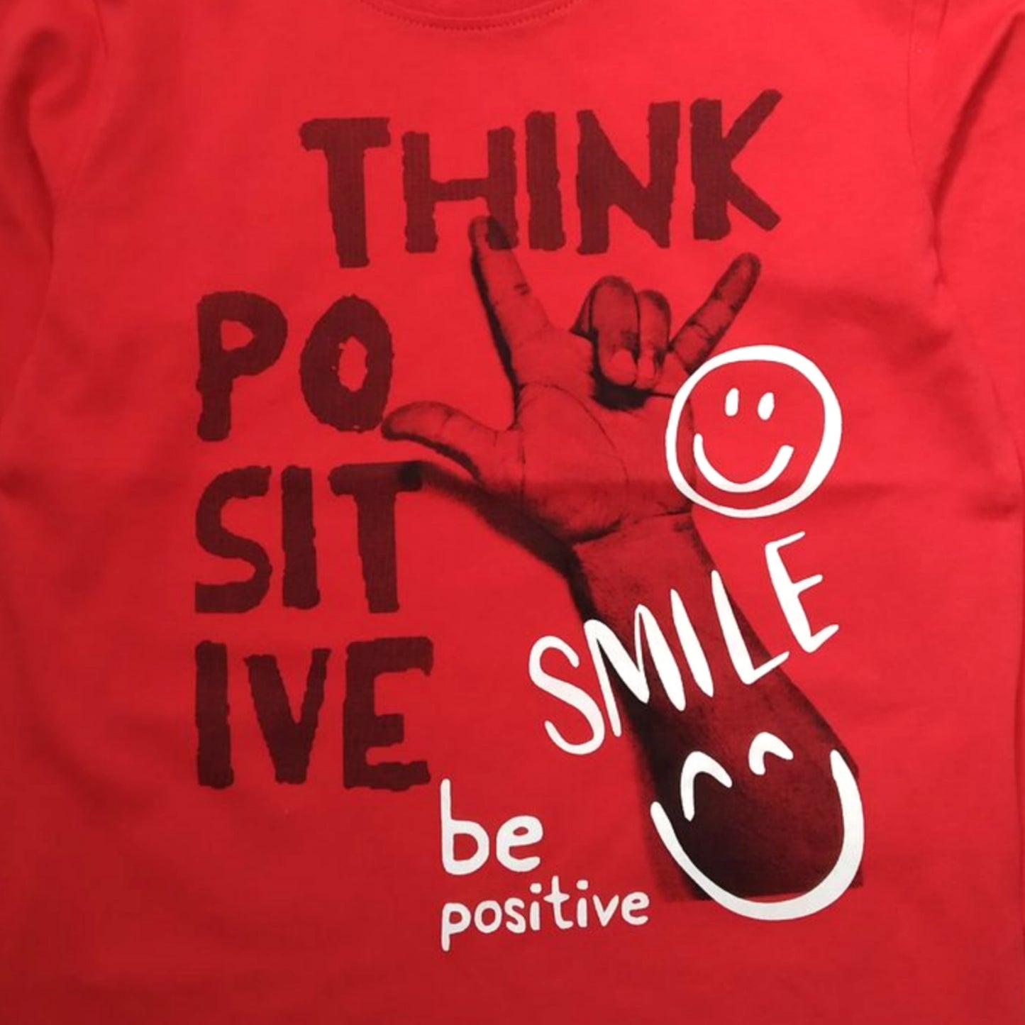 Playera con estampado de brazos y frases.
