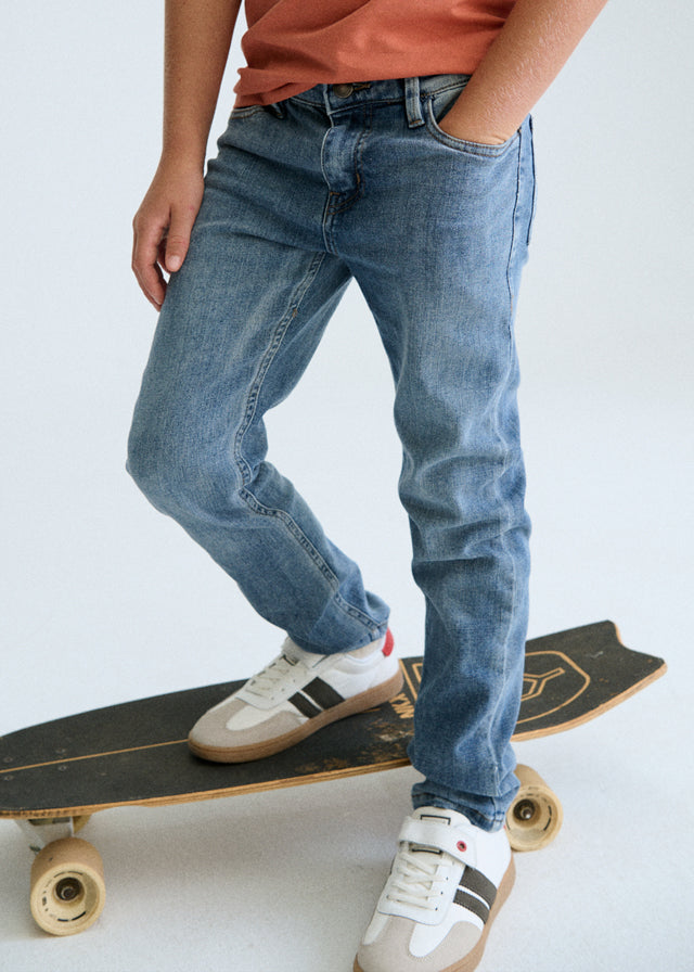 Pantalón de mezclilla regular fit básico chico