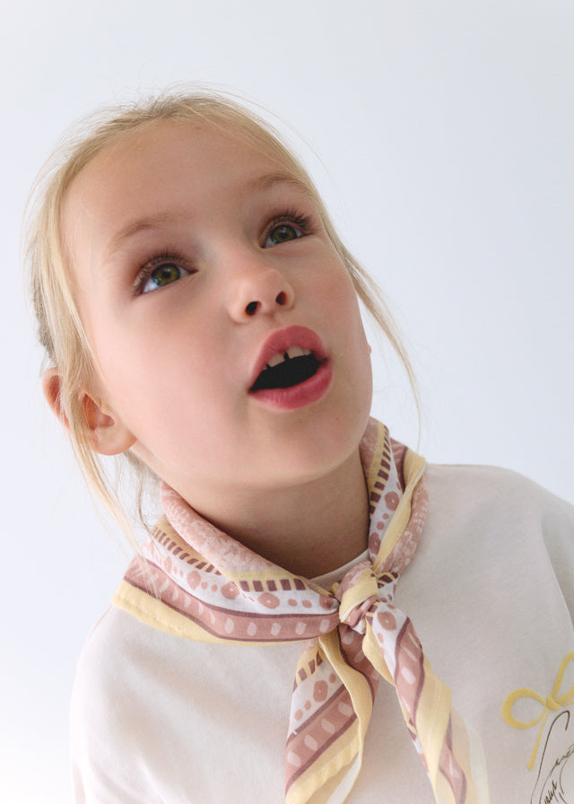Playera con pañuelo estampado niña