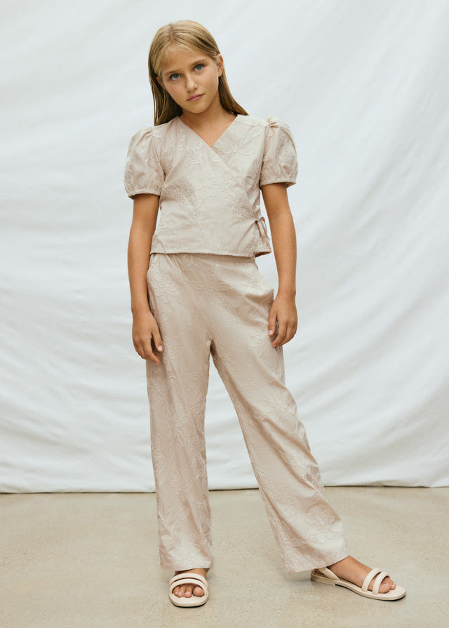 Conjunto pantalón largo y blusa con bordados chica