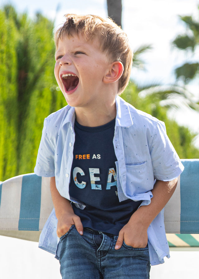 Playera con motivo estampado de algodón sostenible para niño