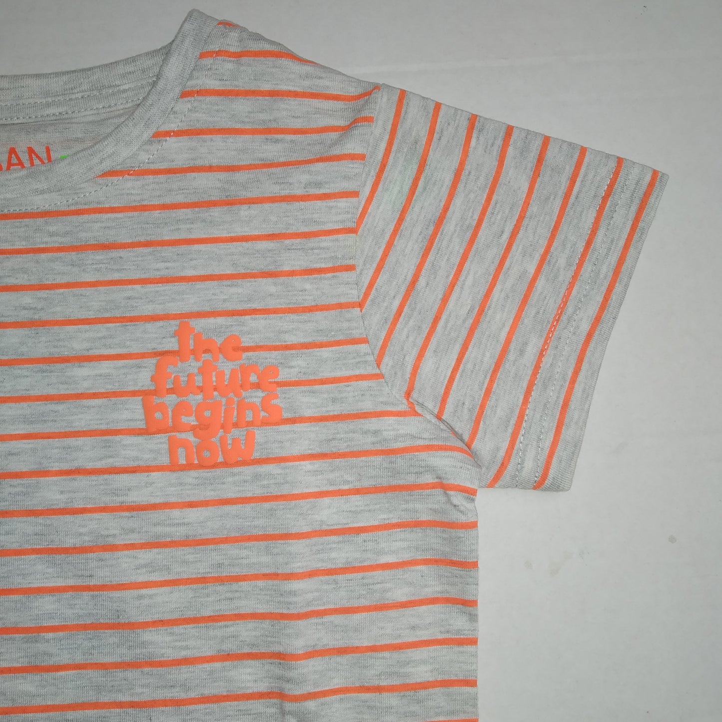 Playera con estampado de rayas.