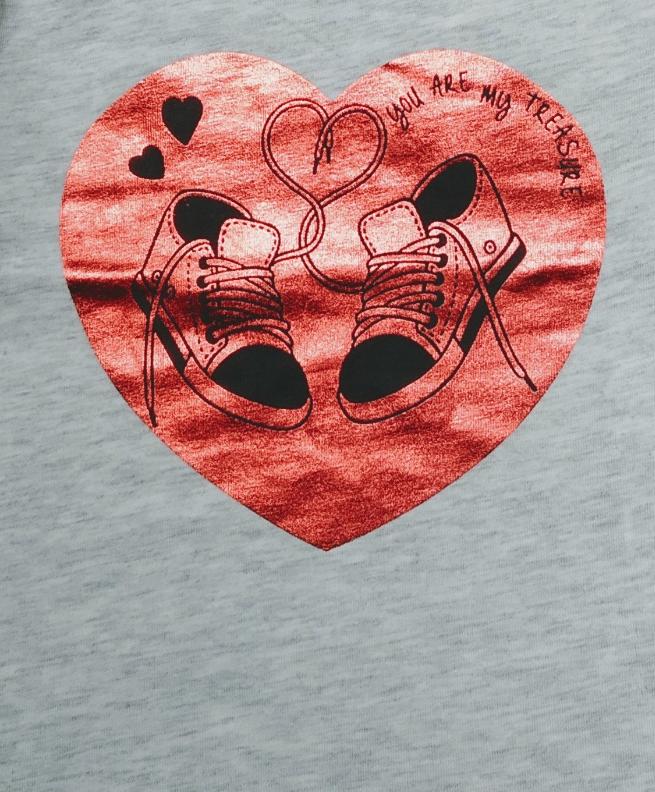 Playera con estampado brillante.